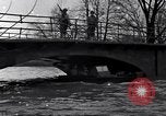 Standbild Wachsoldaten auf einer Brücke United States USA, 1943, aus Sekunde 21 historischem Filmmaterial Videoclip 65675031862