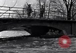 Standbild Wachsoldaten auf einer Brücke United States USA, 1943, aus Sekunde 22 historischem Filmmaterial Videoclip 65675031862