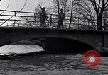 Standbild Wachsoldaten auf einer Brücke United States USA, 1943, aus Sekunde 23 historischem Filmmaterial Videoclip 65675031862