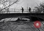Standbild Wachsoldaten auf einer Brücke United States USA, 1943, aus Sekunde 24 historischem Filmmaterial Videoclip 65675031862