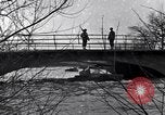 Standbild Wachsoldaten auf einer Brücke United States USA, 1943, aus Sekunde 25 historischem Filmmaterial Videoclip 65675031862