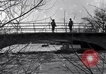 Standbild Wachsoldaten auf einer Brücke United States USA, 1943, aus Sekunde 26 historischem Filmmaterial Videoclip 65675031862