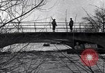 Standbild Wachsoldaten auf einer Brücke United States USA, 1943, aus Sekunde 27 historischem Filmmaterial Videoclip 65675031862