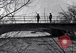 Standbild Wachsoldaten auf einer Brücke United States USA, 1943, aus Sekunde 28 historischem Filmmaterial Videoclip 65675031862