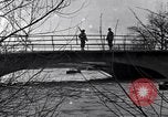 Standbild Wachsoldaten auf einer Brücke United States USA, 1943, aus Sekunde 29 historischem Filmmaterial Videoclip 65675031862