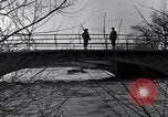 Standbild Wachsoldaten auf einer Brücke United States USA, 1943, aus Sekunde 30 historischem Filmmaterial Videoclip 65675031862