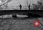 Standbild Wachsoldaten auf einer Brücke United States USA, 1943, aus Sekunde 31 historischem Filmmaterial Videoclip 65675031862