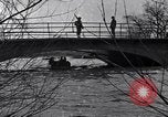 Standbild Wachsoldaten auf einer Brücke United States USA, 1943, aus Sekunde 32 historischem Filmmaterial Videoclip 65675031862