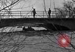 Standbild Wachsoldaten auf einer Brücke United States USA, 1943, aus Sekunde 33 historischem Filmmaterial Videoclip 65675031862