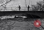 Standbild Wachsoldaten auf einer Brücke United States USA, 1943, aus Sekunde 34 historischem Filmmaterial Videoclip 65675031862