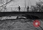 Standbild Wachsoldaten auf einer Brücke United States USA, 1943, aus Sekunde 35 historischem Filmmaterial Videoclip 65675031862