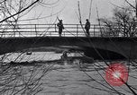 Standbild Wachsoldaten auf einer Brücke United States USA, 1943, aus Sekunde 36 historischem Filmmaterial Videoclip 65675031862