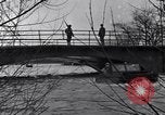 Standbild Wachsoldaten auf einer Brücke United States USA, 1943, aus Sekunde 38 historischem Filmmaterial Videoclip 65675031862