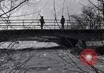 Standbild Wachsoldaten auf einer Brücke United States USA, 1943, aus Sekunde 39 historischem Filmmaterial Videoclip 65675031862