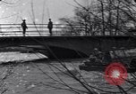 Standbild Wachsoldaten auf einer Brücke United States USA, 1943, aus Sekunde 40 historischem Filmmaterial Videoclip 65675031862