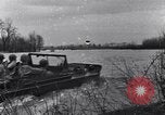 Standbild Wachsoldaten auf einer Brücke United States USA, 1943, aus Sekunde 46 historischem Filmmaterial Videoclip 65675031862