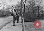 Standbild Wachsoldaten auf einer Brücke United States USA, 1943, aus Sekunde 49 historischem Filmmaterial Videoclip 65675031862