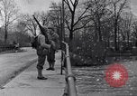 Standbild Wachsoldaten auf einer Brücke United States USA, 1943, aus Sekunde 50 historischem Filmmaterial Videoclip 65675031862