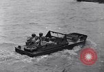 Standbild Wachsoldaten auf einer Brücke United States USA, 1943, aus Sekunde 59 historischem Filmmaterial Videoclip 65675031862