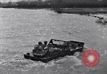 Standbild Wachsoldaten auf einer Brücke United States USA, 1943, aus Sekunde 60 historischem Filmmaterial Videoclip 65675031862
