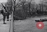 Standbild Wachsoldaten auf einer Brücke United States USA, 1943, aus Sekunde 61 historischem Filmmaterial Videoclip 65675031862