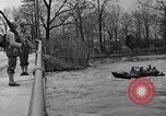 Standbild Wachsoldaten auf einer Brücke United States USA, 1943, aus Sekunde 62 historischem Filmmaterial Videoclip 65675031862