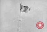 Image Drapeau américain dans le vent très rigide Dearborn Michigan USA, 1941, de la seconde 10 séquences d'archives historiques vidéo 65675031865