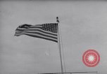 Image Drapeau américain dans le vent très rigide Dearborn Michigan USA, 1941, de la seconde 30 séquences d'archives historiques vidéo 65675031865