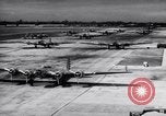 Standbild B-17BS der USA 19 Bombardierung Gruppe Ankunft in Hawaii Honolulu Hawaii USA, 1941, aus Sekunde 28 historischem Filmmaterial Videoclip 65675031872