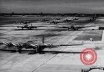 Standbild B-17BS der USA 19 Bombardierung Gruppe Ankunft in Hawaii Honolulu Hawaii USA, 1941, aus Sekunde 32 historischem Filmmaterial Videoclip 65675031872