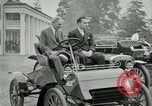 Standbild Henry Ford und Sohn Edsel Ford pose in frühen Modell Autos Dearborn Michigan USA, 1933, aus Sekunde 1 historischem Filmmaterial Videoclip 65675032016