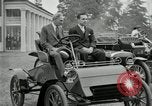 Standbild Henry Ford und Sohn Edsel Ford pose in frühen Modell Autos Dearborn Michigan USA, 1933, aus Sekunde 3 historischem Filmmaterial Videoclip 65675032016