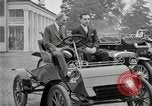 Standbild Henry Ford und Sohn Edsel Ford pose in frühen Modell Autos Dearborn Michigan USA, 1933, aus Sekunde 4 historischem Filmmaterial Videoclip 65675032016