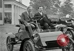 Standbild Henry Ford und Sohn Edsel Ford pose in frühen Modell Autos Dearborn Michigan USA, 1933, aus Sekunde 7 historischem Filmmaterial Videoclip 65675032016