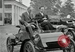 Standbild Henry Ford und Sohn Edsel Ford pose in frühen Modell Autos Dearborn Michigan USA, 1933, aus Sekunde 8 historischem Filmmaterial Videoclip 65675032016