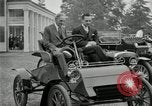 Standbild Henry Ford und Sohn Edsel Ford pose in frühen Modell Autos Dearborn Michigan USA, 1933, aus Sekunde 9 historischem Filmmaterial Videoclip 65675032016