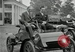 Standbild Henry Ford und Sohn Edsel Ford pose in frühen Modell Autos Dearborn Michigan USA, 1933, aus Sekunde 10 historischem Filmmaterial Videoclip 65675032016