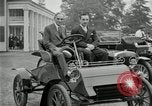 Standbild Henry Ford und Sohn Edsel Ford pose in frühen Modell Autos Dearborn Michigan USA, 1933, aus Sekunde 11 historischem Filmmaterial Videoclip 65675032016