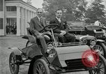 Standbild Henry Ford und Sohn Edsel Ford pose in frühen Modell Autos Dearborn Michigan USA, 1933, aus Sekunde 12 historischem Filmmaterial Videoclip 65675032016
