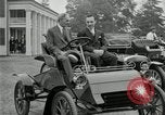 Standbild Henry Ford und Sohn Edsel Ford pose in frühen Modell Autos Dearborn Michigan USA, 1933, aus Sekunde 15 historischem Filmmaterial Videoclip 65675032016