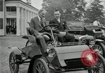 Standbild Henry Ford und Sohn Edsel Ford pose in frühen Modell Autos Dearborn Michigan USA, 1933, aus Sekunde 17 historischem Filmmaterial Videoclip 65675032016