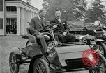 Standbild Henry Ford und Sohn Edsel Ford pose in frühen Modell Autos Dearborn Michigan USA, 1933, aus Sekunde 18 historischem Filmmaterial Videoclip 65675032016