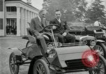 Standbild Henry Ford und Sohn Edsel Ford pose in frühen Modell Autos Dearborn Michigan USA, 1933, aus Sekunde 19 historischem Filmmaterial Videoclip 65675032016