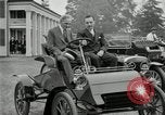 Standbild Henry Ford und Sohn Edsel Ford pose in frühen Modell Autos Dearborn Michigan USA, 1933, aus Sekunde 20 historischem Filmmaterial Videoclip 65675032016