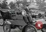 Standbild Henry Ford und Sohn Edsel Ford pose in frühen Modell Autos Dearborn Michigan USA, 1933, aus Sekunde 23 historischem Filmmaterial Videoclip 65675032016