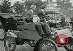Standbild Henry Ford und Sohn Edsel Ford pose in frühen Modell Autos Dearborn Michigan USA, 1933, aus Sekunde 27 historischem Filmmaterial Videoclip 65675032016