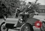 Standbild Henry Ford und Sohn Edsel Ford pose in frühen Modell Autos Dearborn Michigan USA, 1933, aus Sekunde 29 historischem Filmmaterial Videoclip 65675032016
