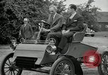 Standbild Henry Ford und Sohn Edsel Ford pose in frühen Modell Autos Dearborn Michigan USA, 1933, aus Sekunde 30 historischem Filmmaterial Videoclip 65675032016