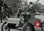 Standbild Henry Ford und Sohn Edsel Ford pose in frühen Modell Autos Dearborn Michigan USA, 1933, aus Sekunde 31 historischem Filmmaterial Videoclip 65675032016