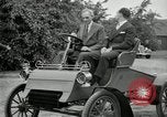 Standbild Henry Ford und Sohn Edsel Ford pose in frühen Modell Autos Dearborn Michigan USA, 1933, aus Sekunde 33 historischem Filmmaterial Videoclip 65675032016